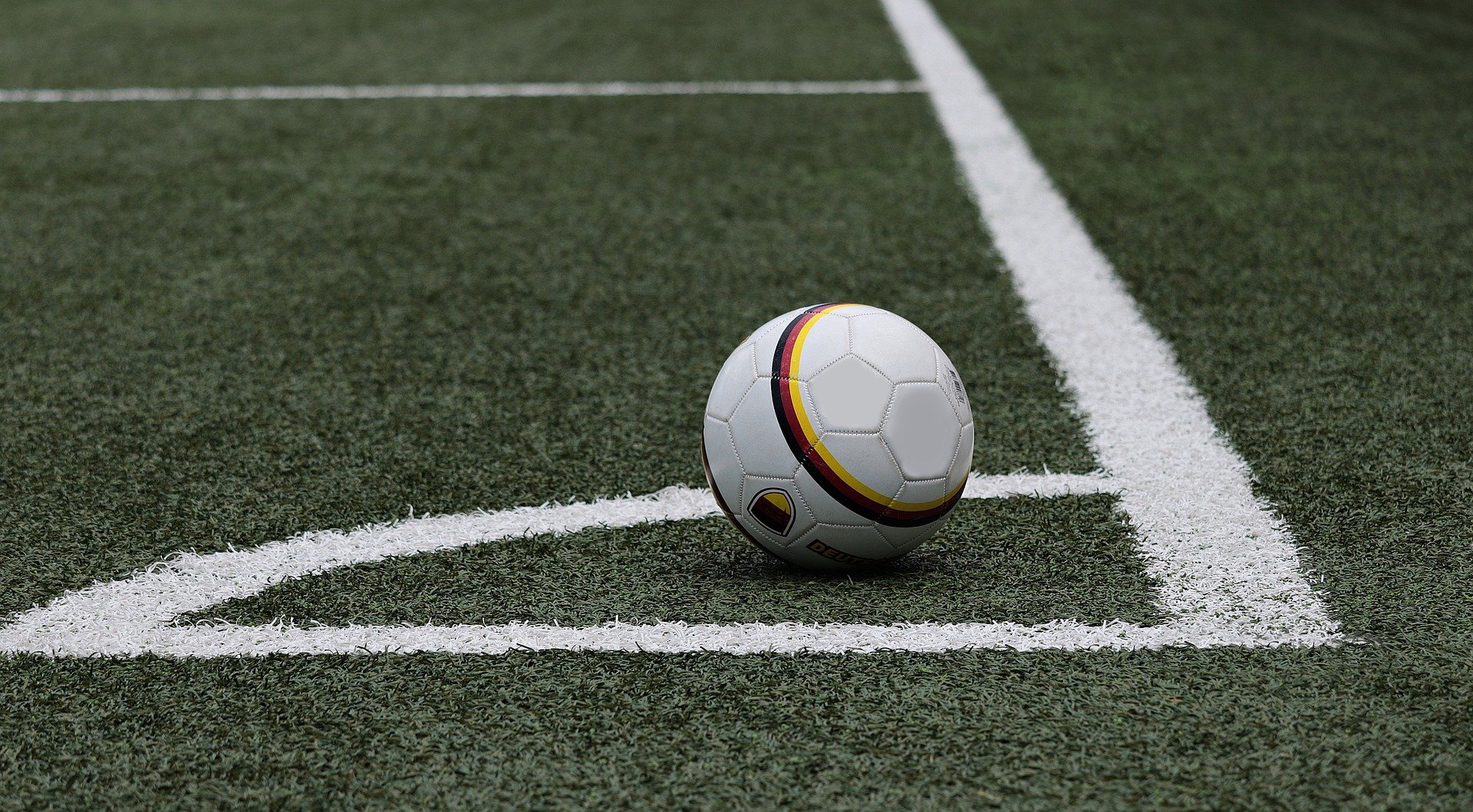 Ein Fußball liegt am Platz